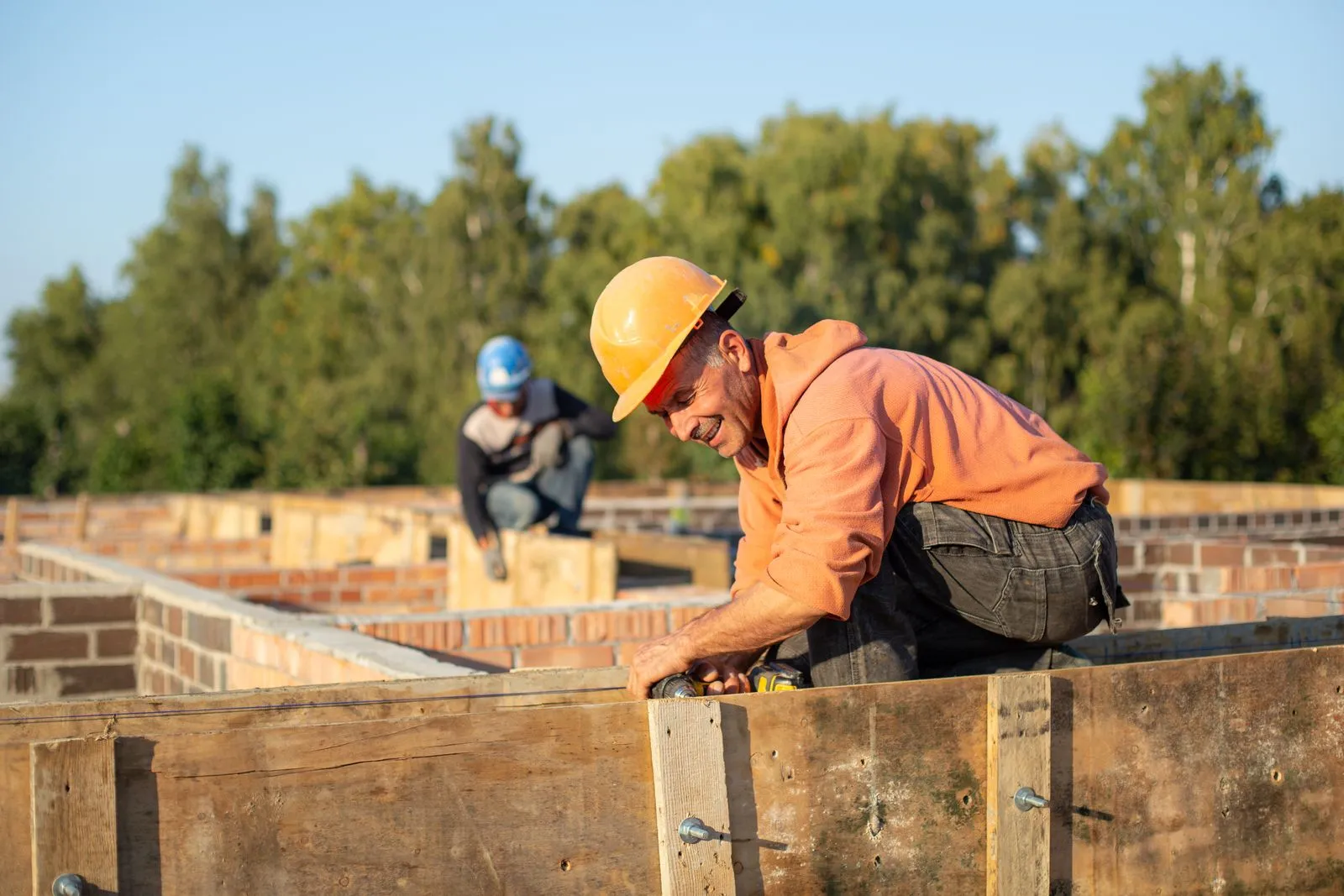 Maçon souriant sur un chantier de rénovation