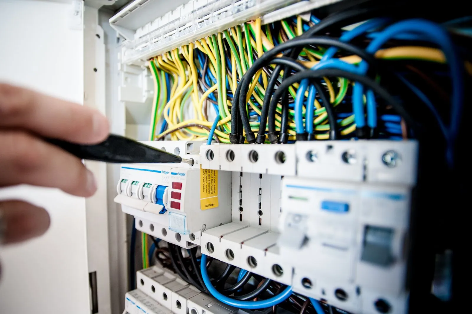 Électricien intervenant sur un tableau électrique
