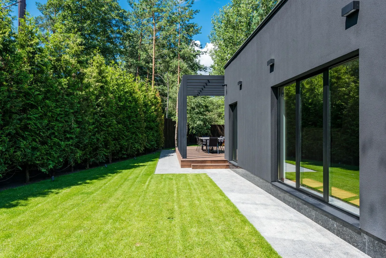 Extérieur d'une maison rénovée avec jardin paysager